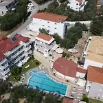 מלון דירות Amoudi Studios Apartments Hotel 4*