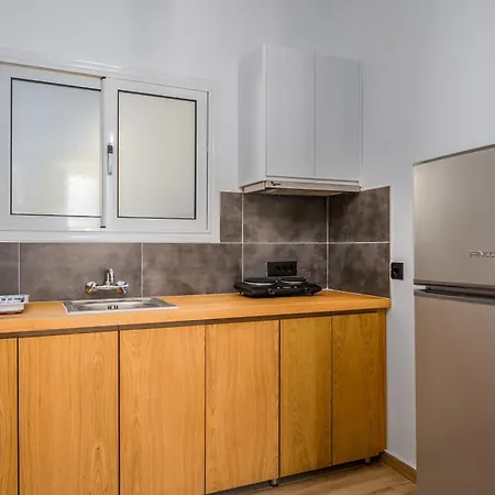 מלון דירות Amoudi Studios Apartments Hotel 4*