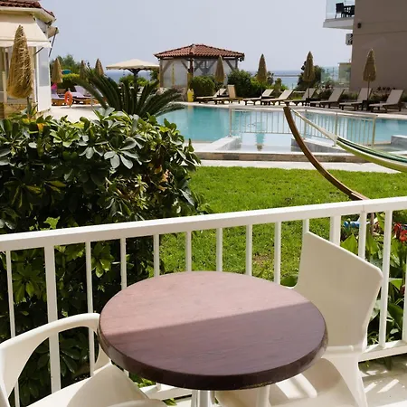 Amoudi Studios Apartments Hotel