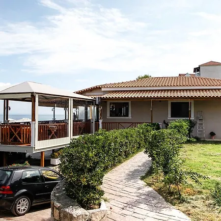 Amoudi Studios Apartments Hotel