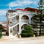 Amoudi Studios Apartments Hotel Lägenhetshotell 4*
