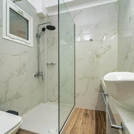 Amoudi Studios Apartments Hotel 4*