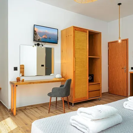 Апарт-отель Amoudi Studios Apartments Hotel